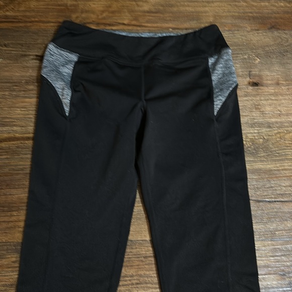 Betsey Johnson leggings, Capri, size M - Picture 2 of 6